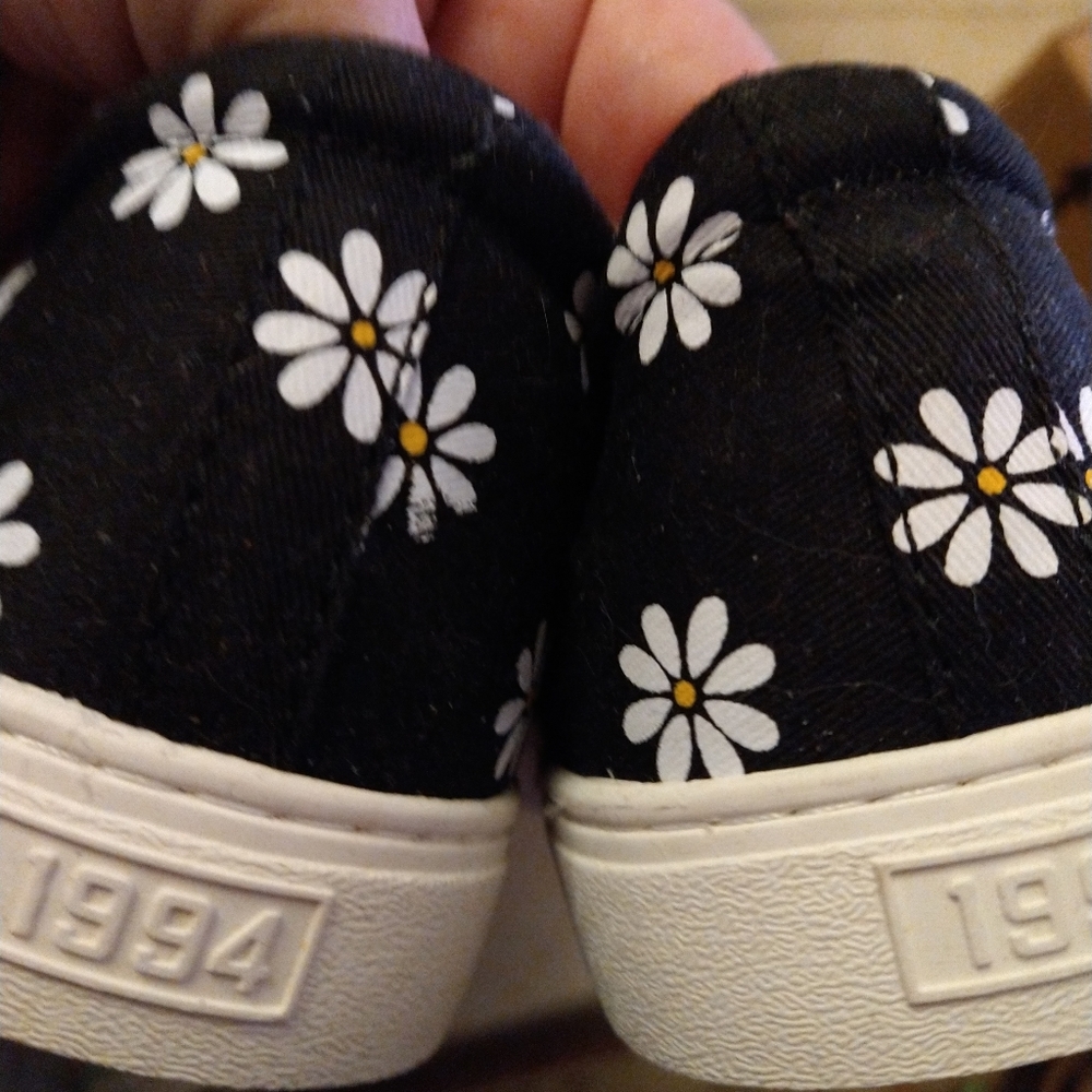 Old Navy slip on sneakers 9.5